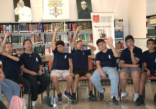 jovenes manos alzadas