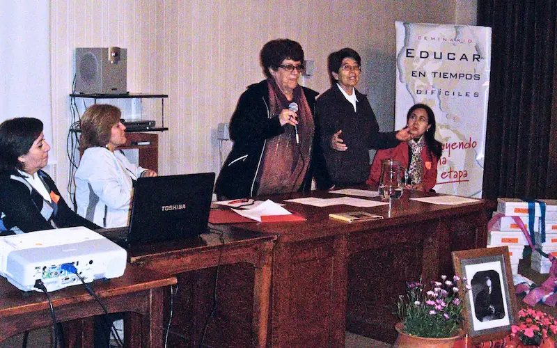 Educar en tiempos difíciles Vera Maria Candau